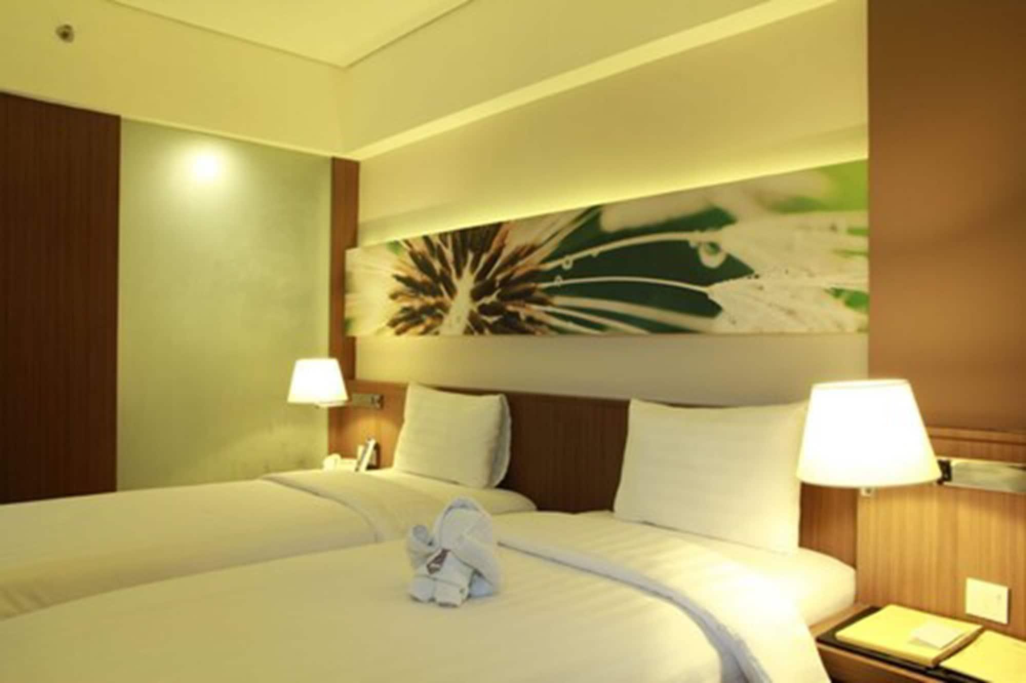 Soll Marina Hotel Serpong Eksteriør billede