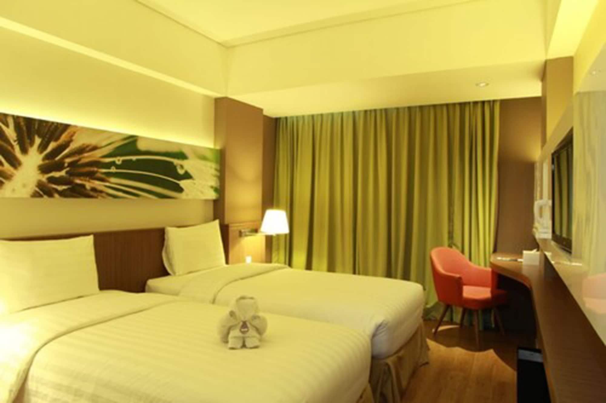 Soll Marina Hotel Serpong Eksteriør billede