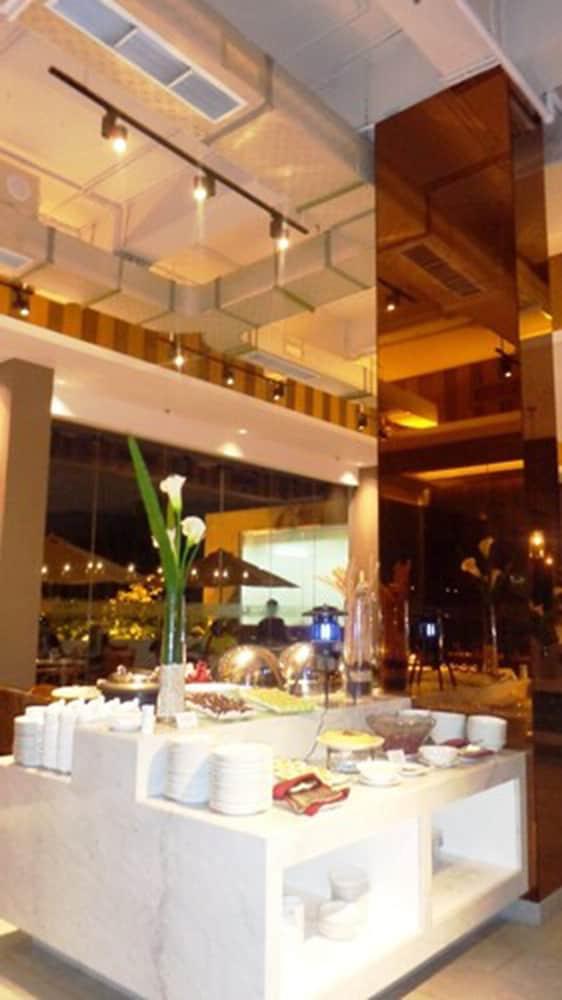 Soll Marina Hotel Serpong Eksteriør billede