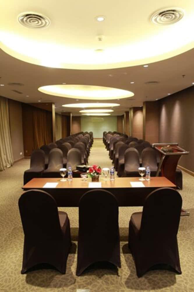 Soll Marina Hotel Serpong Eksteriør billede