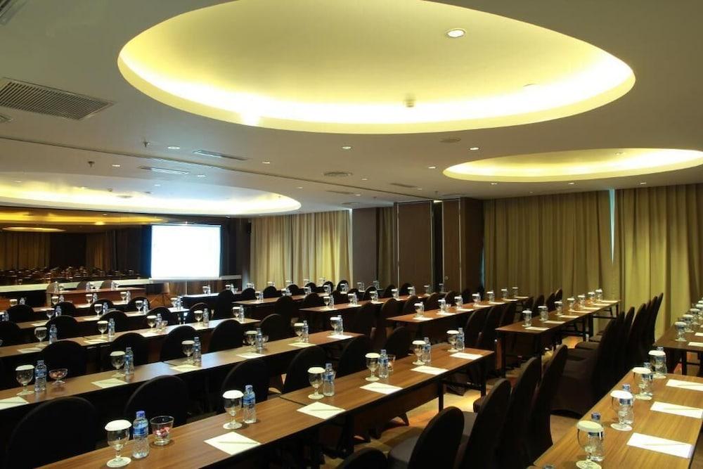 Soll Marina Hotel Serpong Eksteriør billede