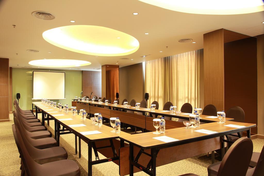 Soll Marina Hotel Serpong Eksteriør billede