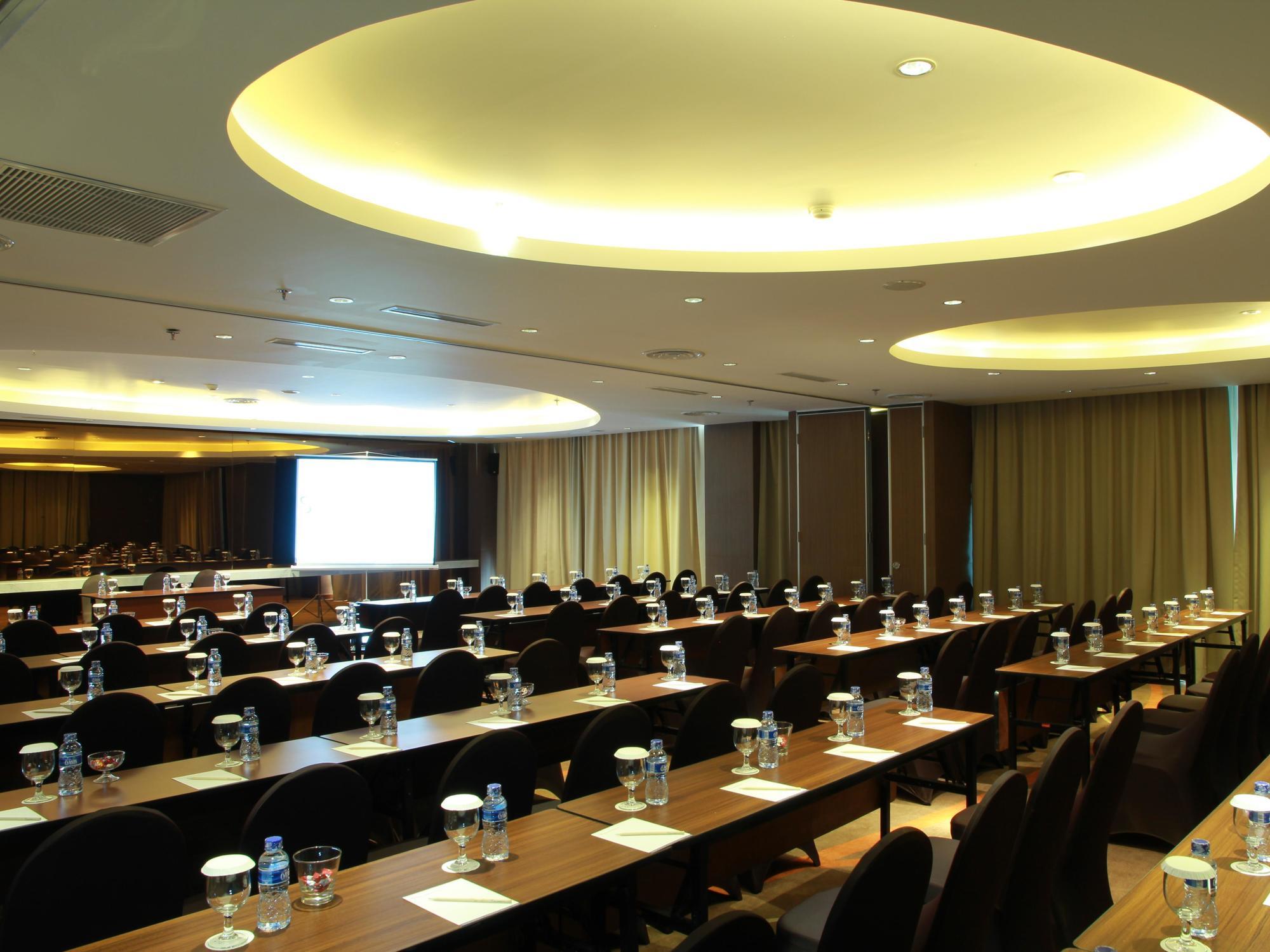 Soll Marina Hotel Serpong Eksteriør billede