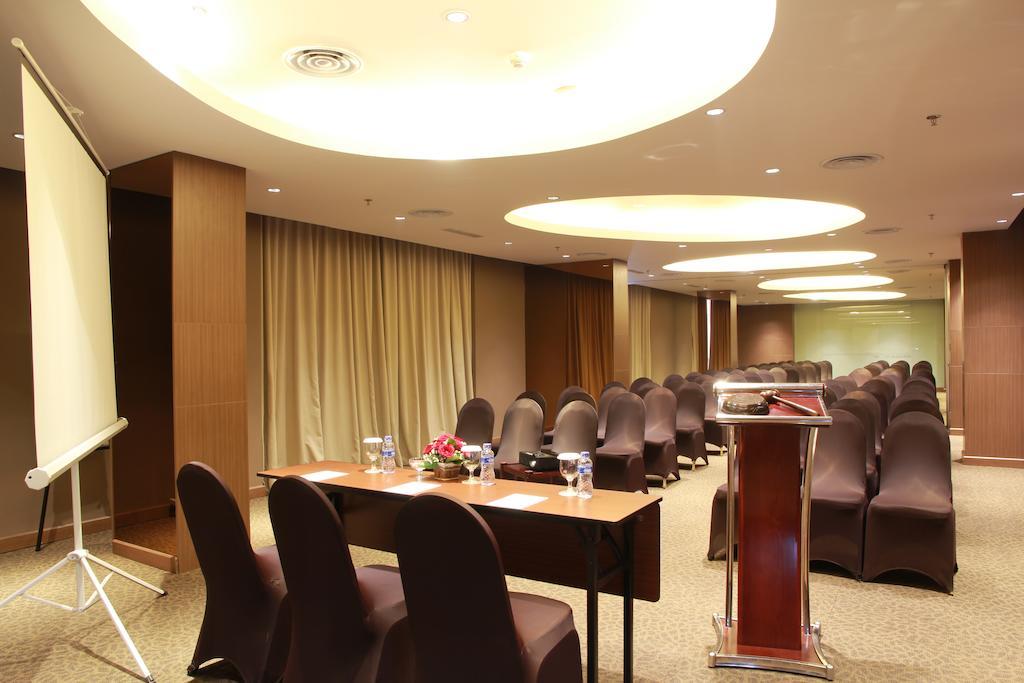 Soll Marina Hotel Serpong Eksteriør billede