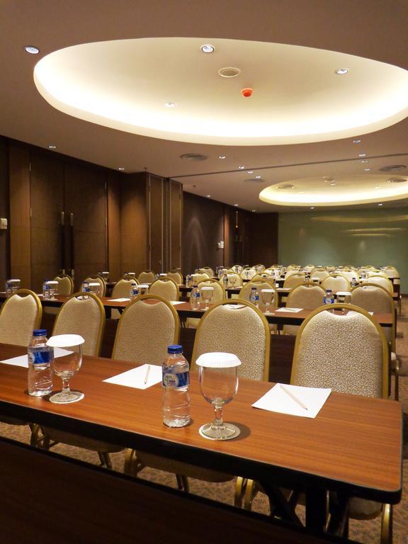 Soll Marina Hotel Serpong Eksteriør billede